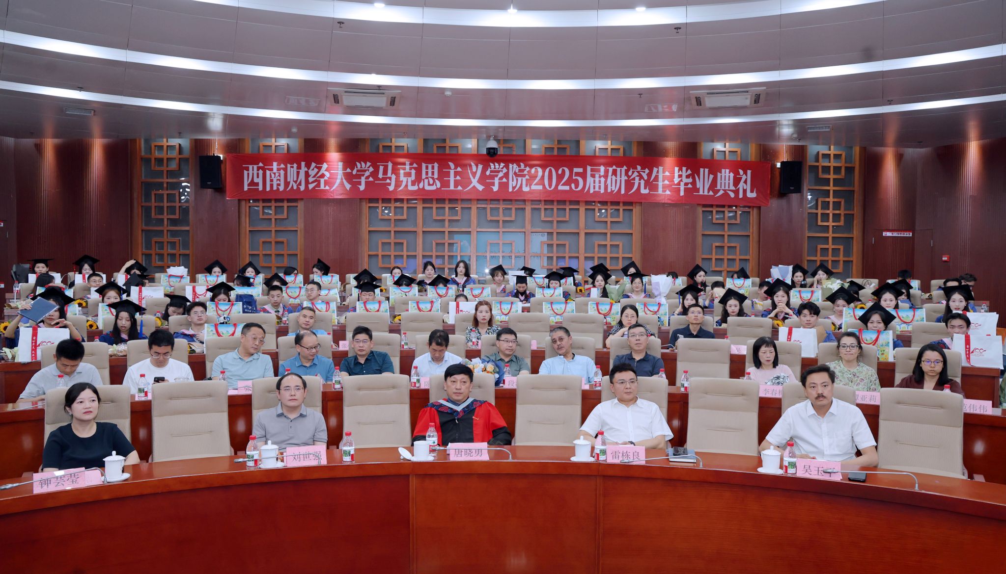 5357cc拉斯维加斯举行2025届研究生毕业生典礼